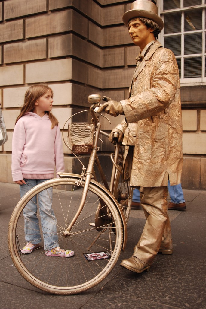 Edinburgh_Festival_street_actor2